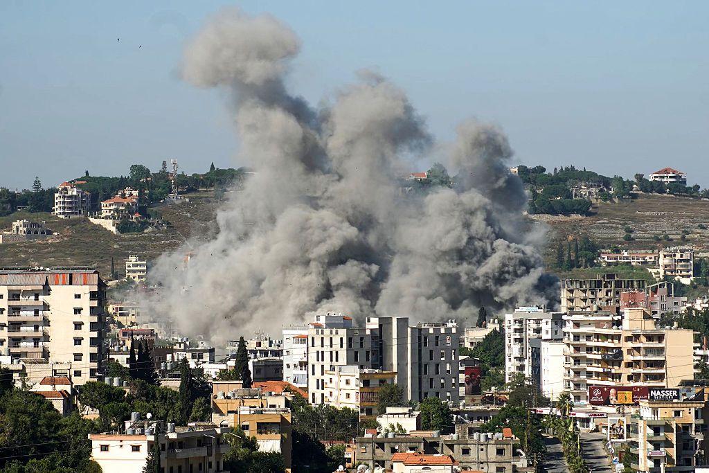 Vista de una columna de humo sobre unos edificios y casa al sur de Beirut.