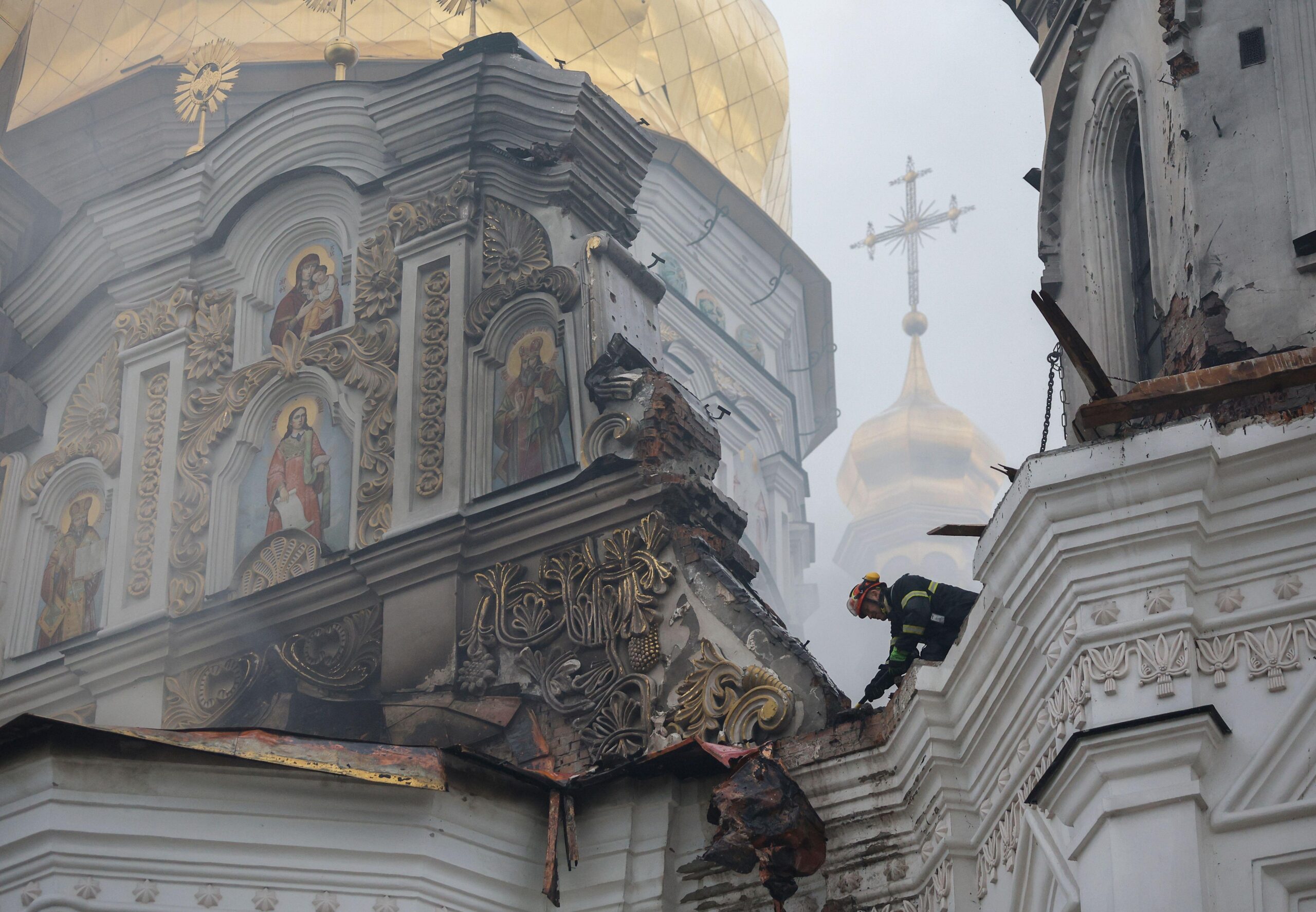 Equipos de rescate ucranianos trabajan en el lugar de un ataque ruso contra la Catedral de la Dormici&oacute;n, en el Monasterio de las Cuevas de Kyiv (Kyiv-Pechersk Lavra), en Kyiv (Ucrania), el 15 de junio de 2026.