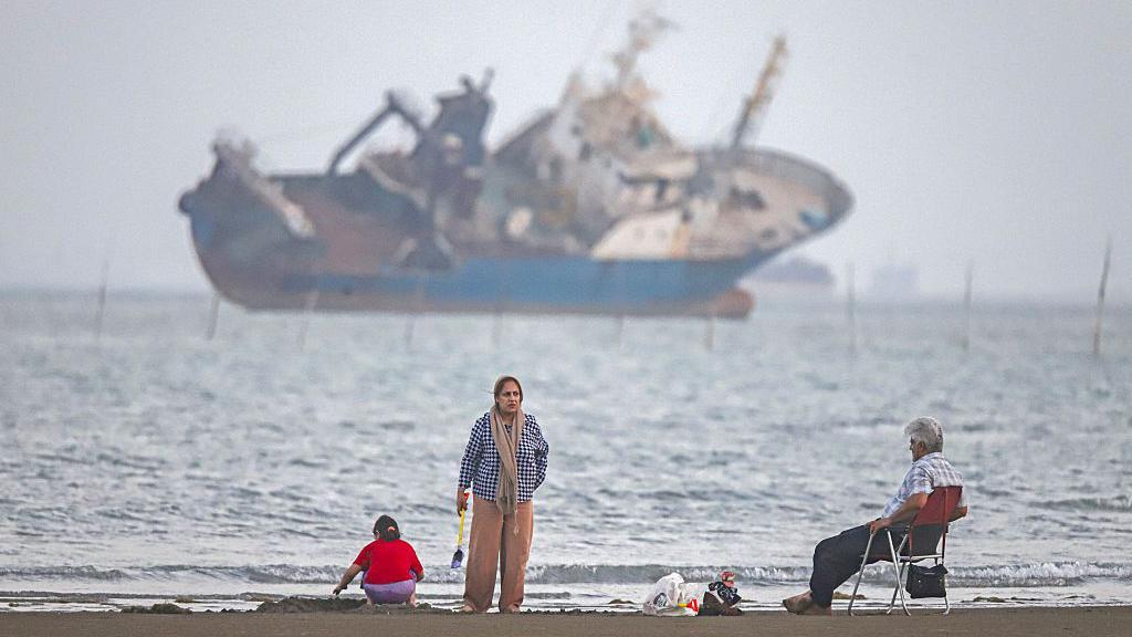 Iran&iacute;es descansan en la playa de Suru, en Bandar Abbas, a orillas del estrecho de Ormuz, en una imagen difundida este lunes por la agencia iran&iacute; ISNA.
