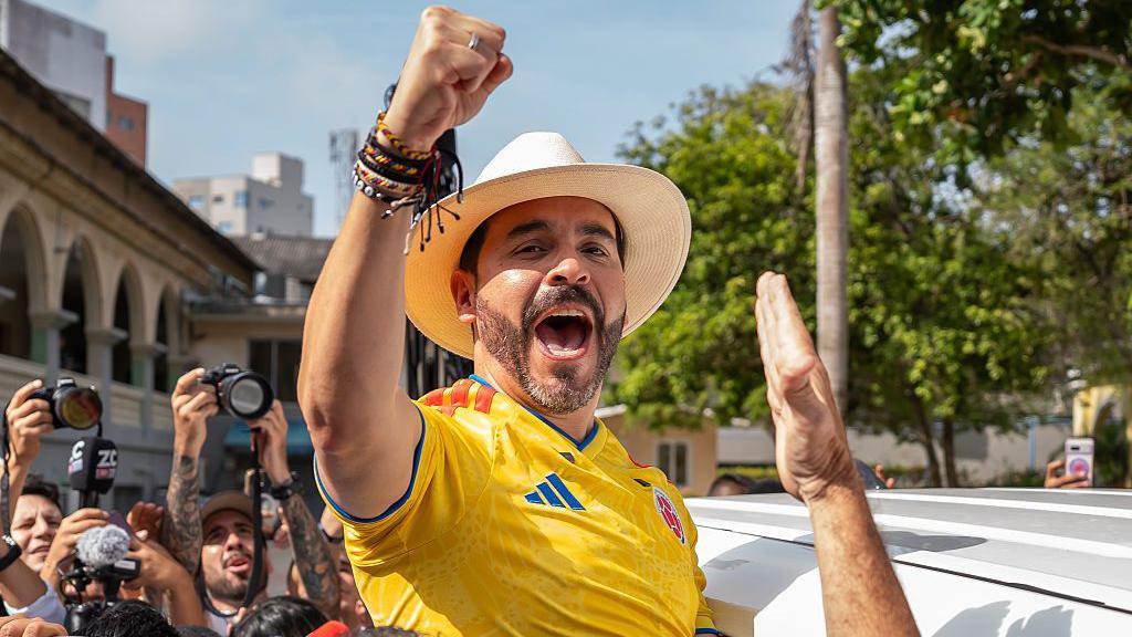Abelardo de la Espriella con la camiseta de la selecci&oacute;n de f&uacute;tbol Colombia levanta su pu&ntilde;o apretado tras votar en el balotaje presidencial de Colombia que lo tiene como favorito el 21 de junio de 2026 en Barranquilla. 