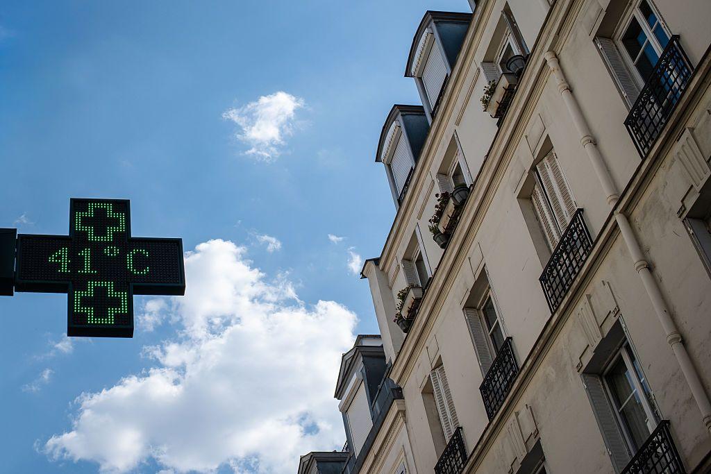 Un aviso de luces led muestra una temperatura de 41 &deg;C en Francia