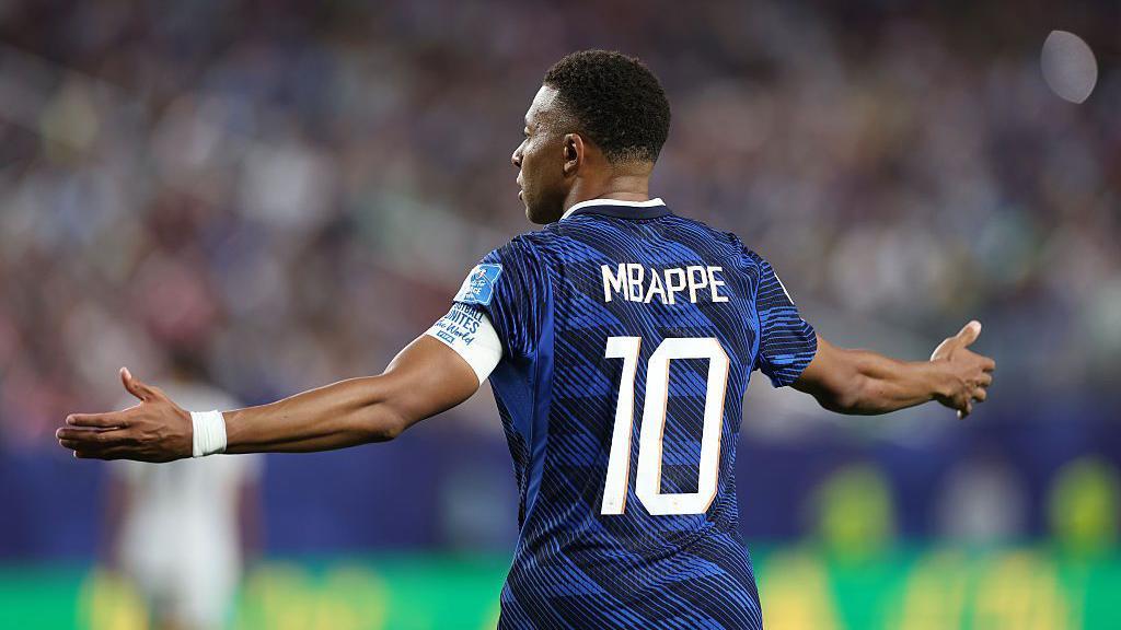 Mbapp&eacute; con la camiseta de Francia y el n&uacute;mero 10 en la espalda