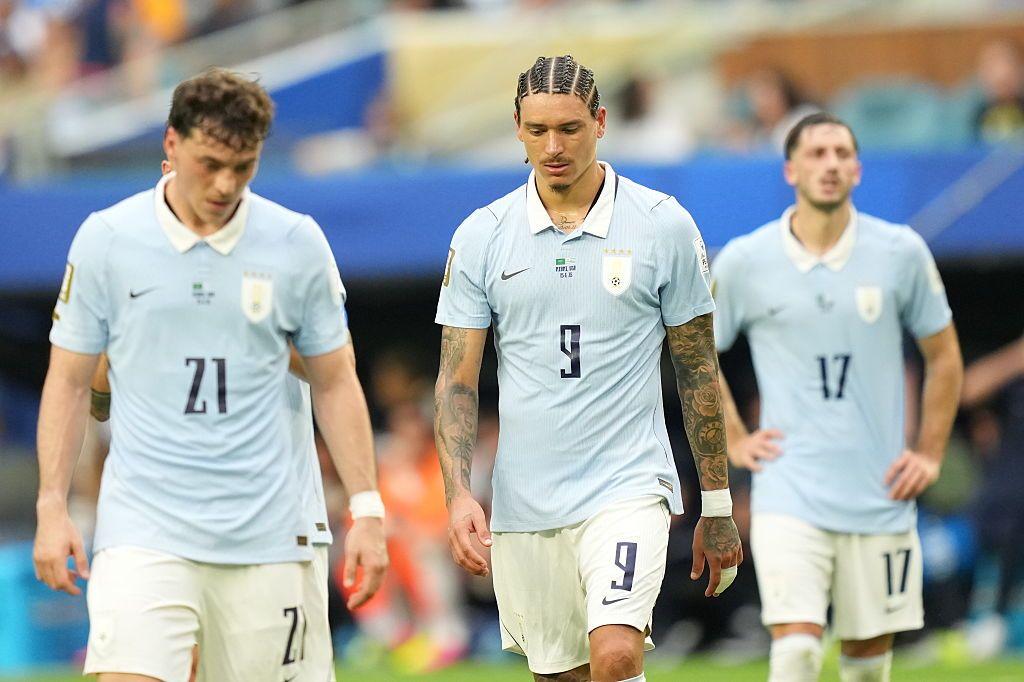 Darwin N&uacute;&ntilde;ez y Federico Vi&ntilde;as, de Uruguay, reaccionan tras encajar un gol durante el partido del Grupo H de la Primera Fase de la Copa Mundial de la FIFA 2026 entre Arabia Saud&iacute; y Uruguay en el Hard Rock Stadium (Miami Stadium) en Miami Gardens, Florida, Estados Unidos, el 15 de junio de 2026