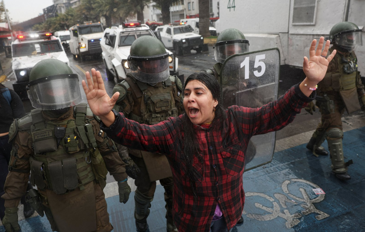 Manifestantes se oponen en las calles de Santiago a la reducci&oacute;n de gastos determinada por el gobierno.