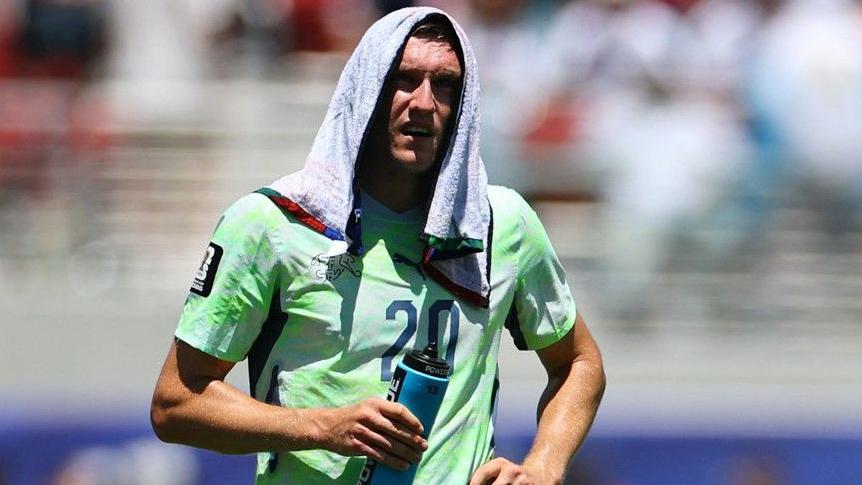 El suizo Michel Aebischer durante una pausa de hidrataci&oacute;n en el Mundial. 