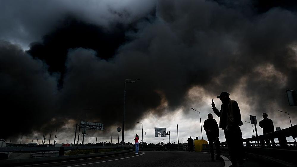 Una columna de humo negro se eleva desde la refiner&iacute;a donde se desat&oacute; un incendio tras una huelga, mientras contin&uacute;an las labores de extinci&oacute;n en Mosc&uacute;, Rusia, el 18 de junio de 2026.