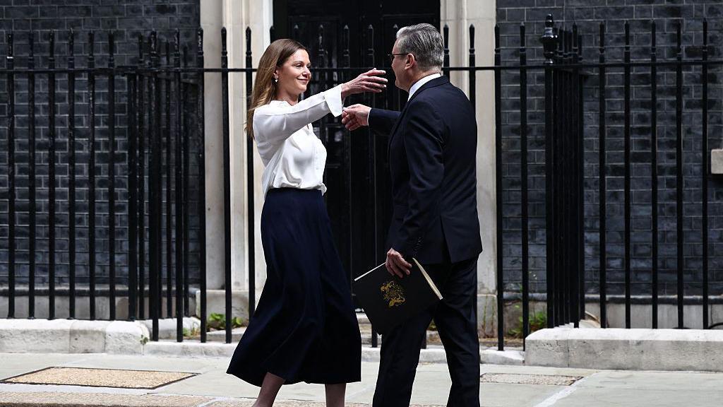 La esposa del primer ministro brit&aacute;nico, Victoria Starmer (izquierda), abraza al primer ministro Keir Starmer (derecha) tras una declaraci&oacute;n sobre su futuro frente al n&uacute;mero 10 de Downing Street la ma&ntilde;ana del 22 de junio de 2026 en Londres.