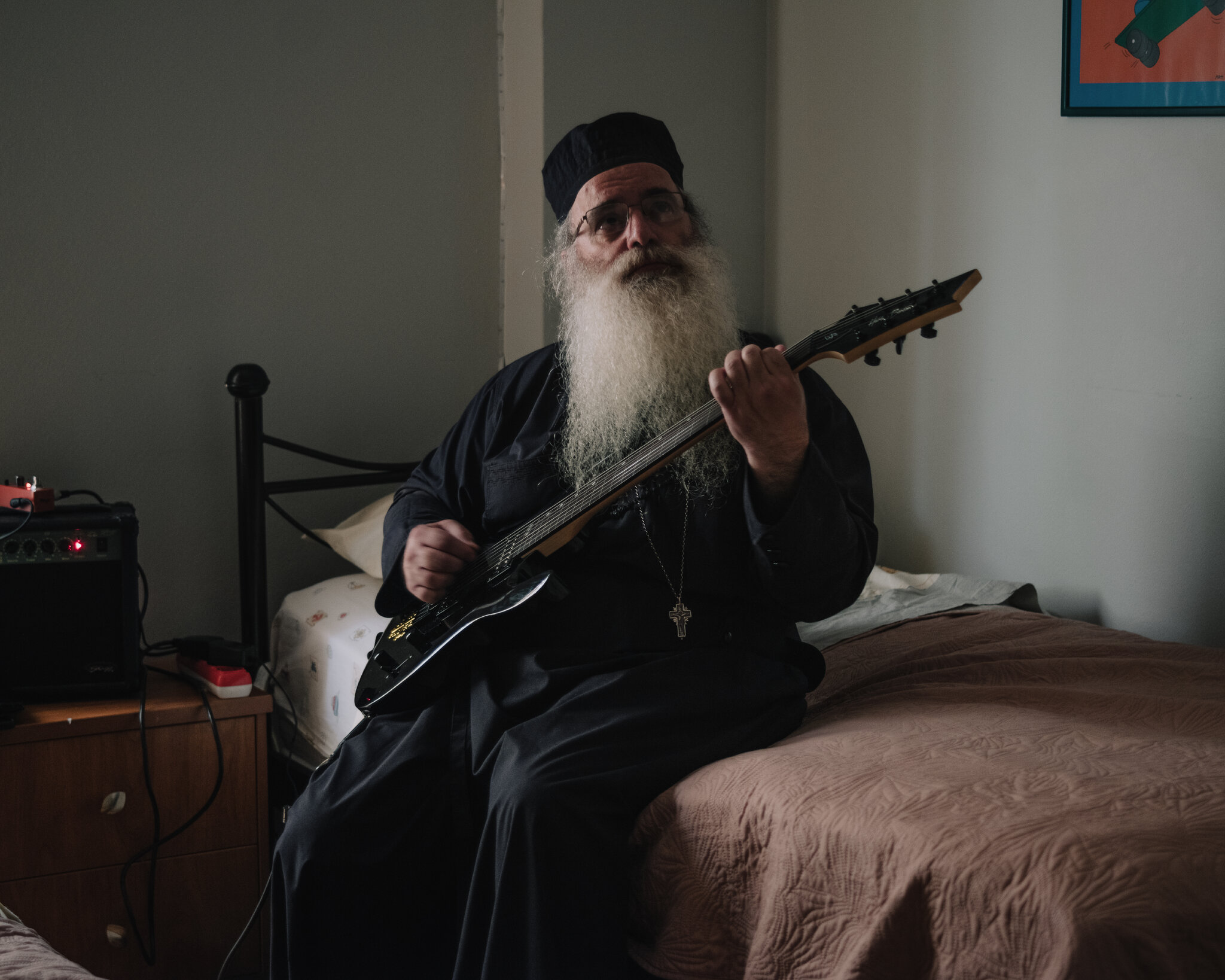 Un sacerdote griego y su drone metal irrumpen en la escena musical