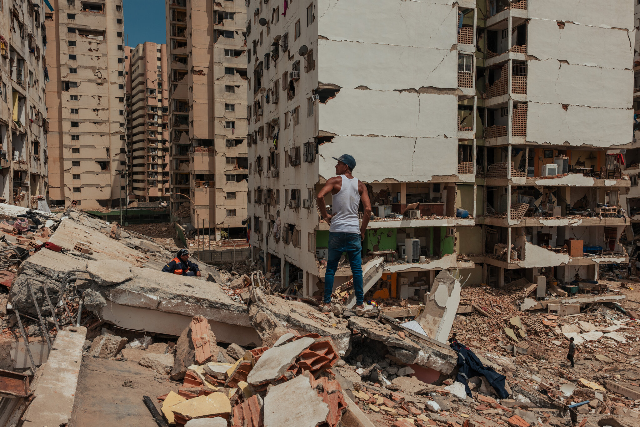 Venezuela busca sobrevivientes, y un milagro, tras un devastador doblete sísmico
