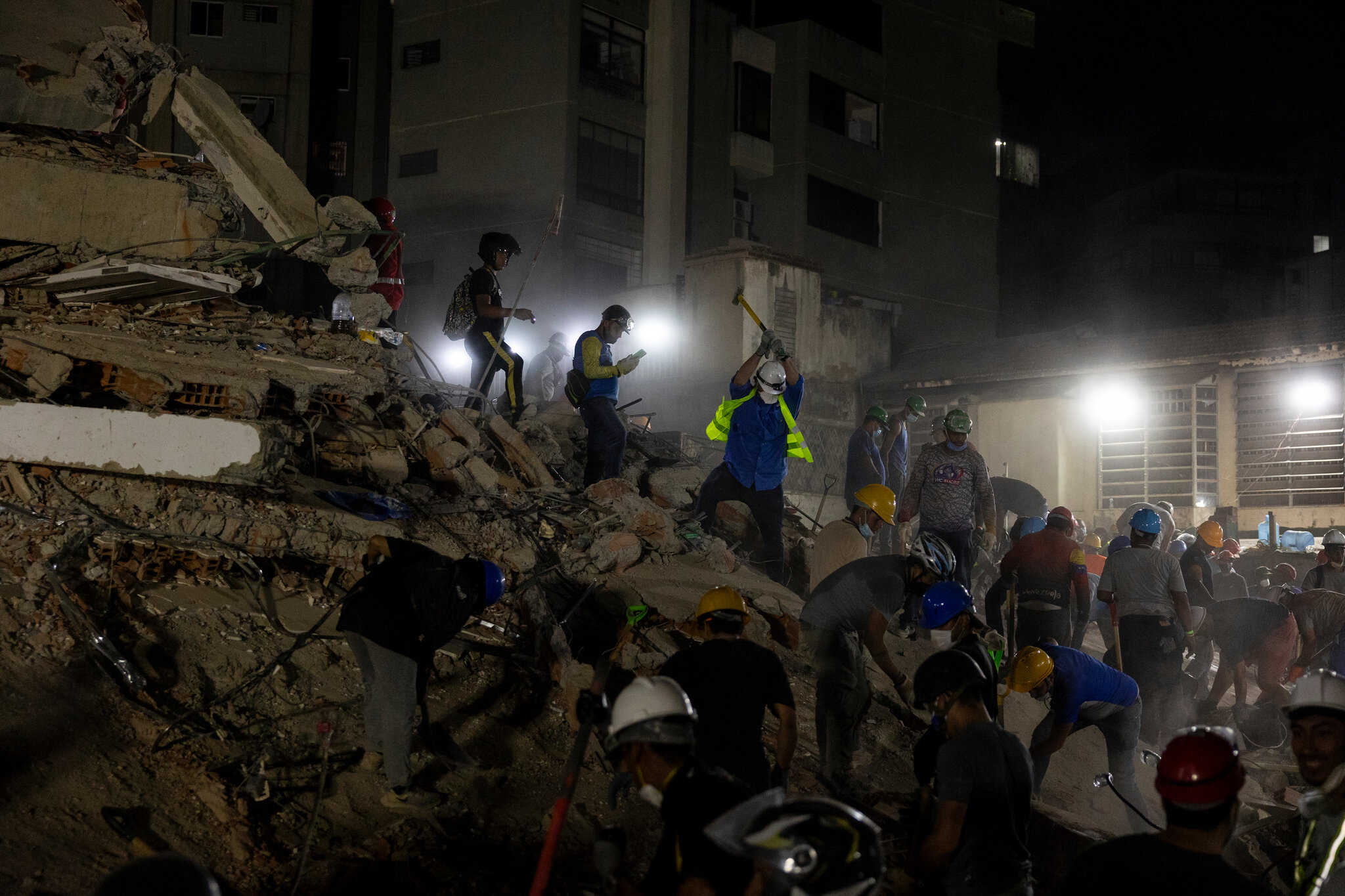 Una búsqueda desesperada de los últimos sobrevivientes en Caracas