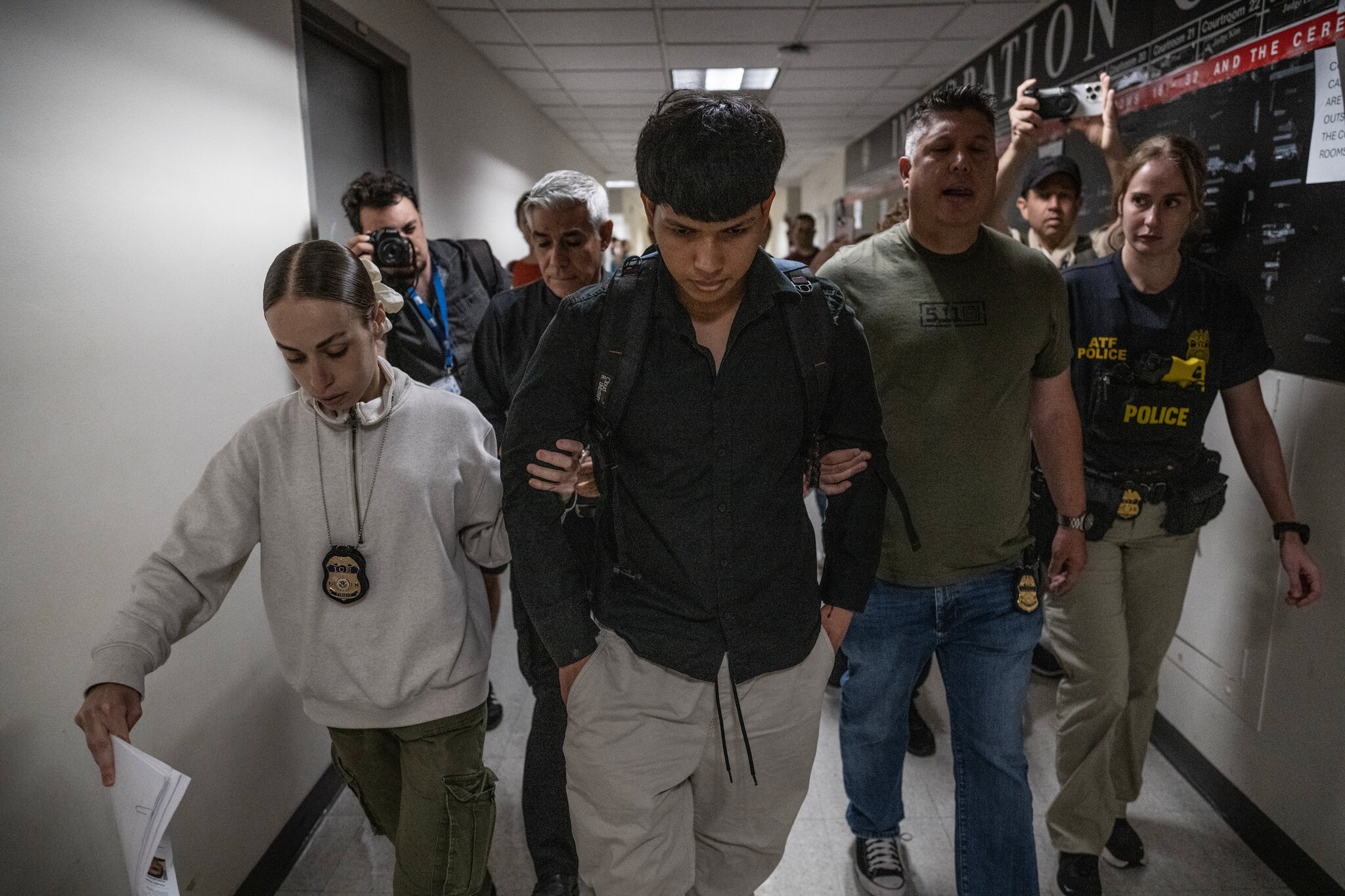Un juez federal prohíbe las detenciones de ICE en los juzgados de inmigración