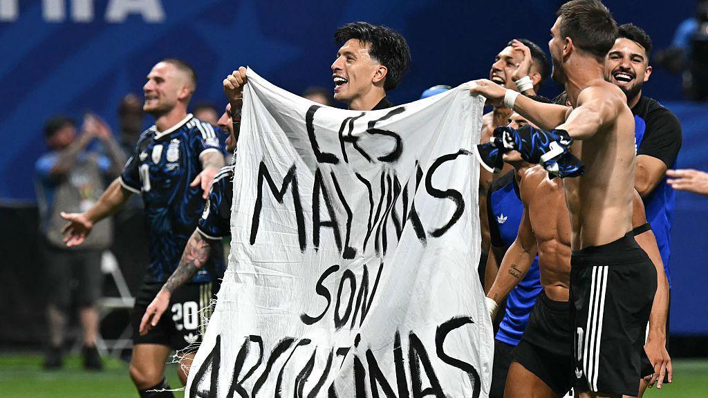 Jugadores de Argentina sostienen una pancarta con el mensaje "Las Malvinas (islas Falkland) pertenecen a Argentina" tras ganar el partido de semifinales del Mundial de f&uacute;tbol