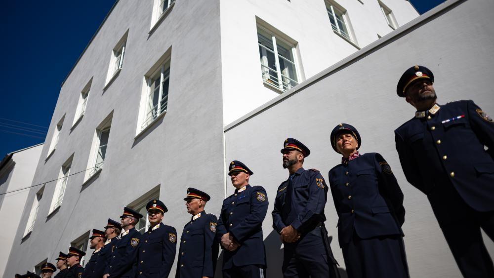 Agentes de la policía austriaca se encuentran frente a la comisaría recién inaugurada en el edificio donde nació Adolf Hitler en 1889, en Braunau am In.