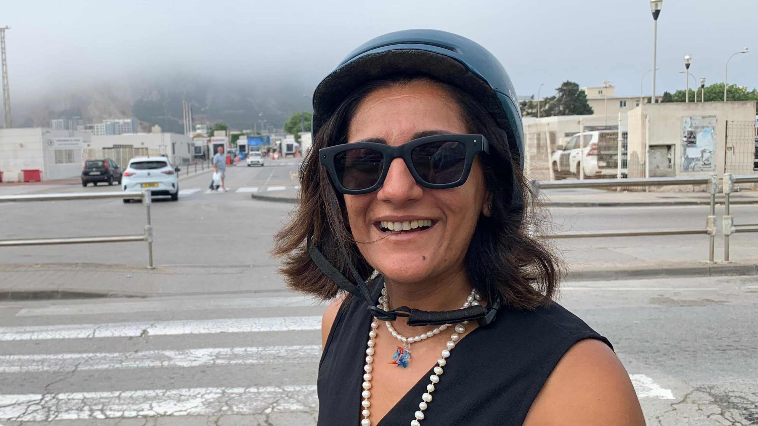 La espa&ntilde;ola Shilpi Chotrani cruza la frontera en moto todos los d&iacute;as laborables para ir a trabajar a Gibraltar. Lleva casco y gafas de sol y sonr&iacute;e a la c&aacute;mara. 