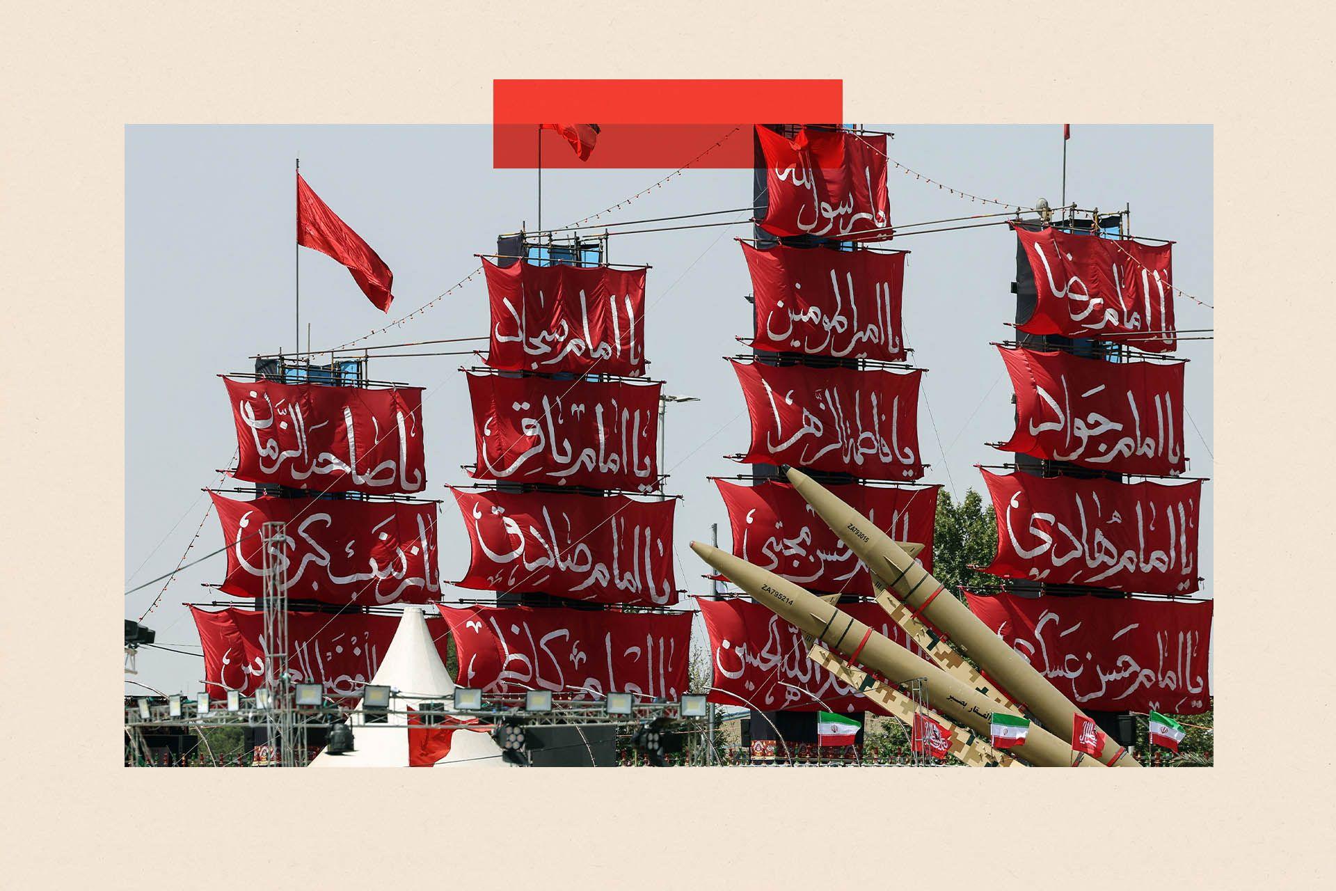 Barcos con velas rojas y escritura persa con misiles en la parte delantera durante una celebración militar en Irán.