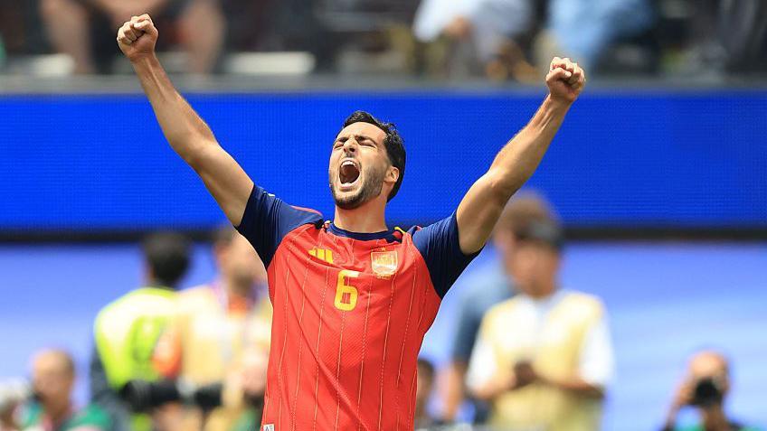 Mikel Merino, de Espa&ntilde;a, celebra tras el partido de cuartos de final de la Copa Mundial de la FIFA 2026 entre Espa&ntilde;a y B&eacute;lgica.