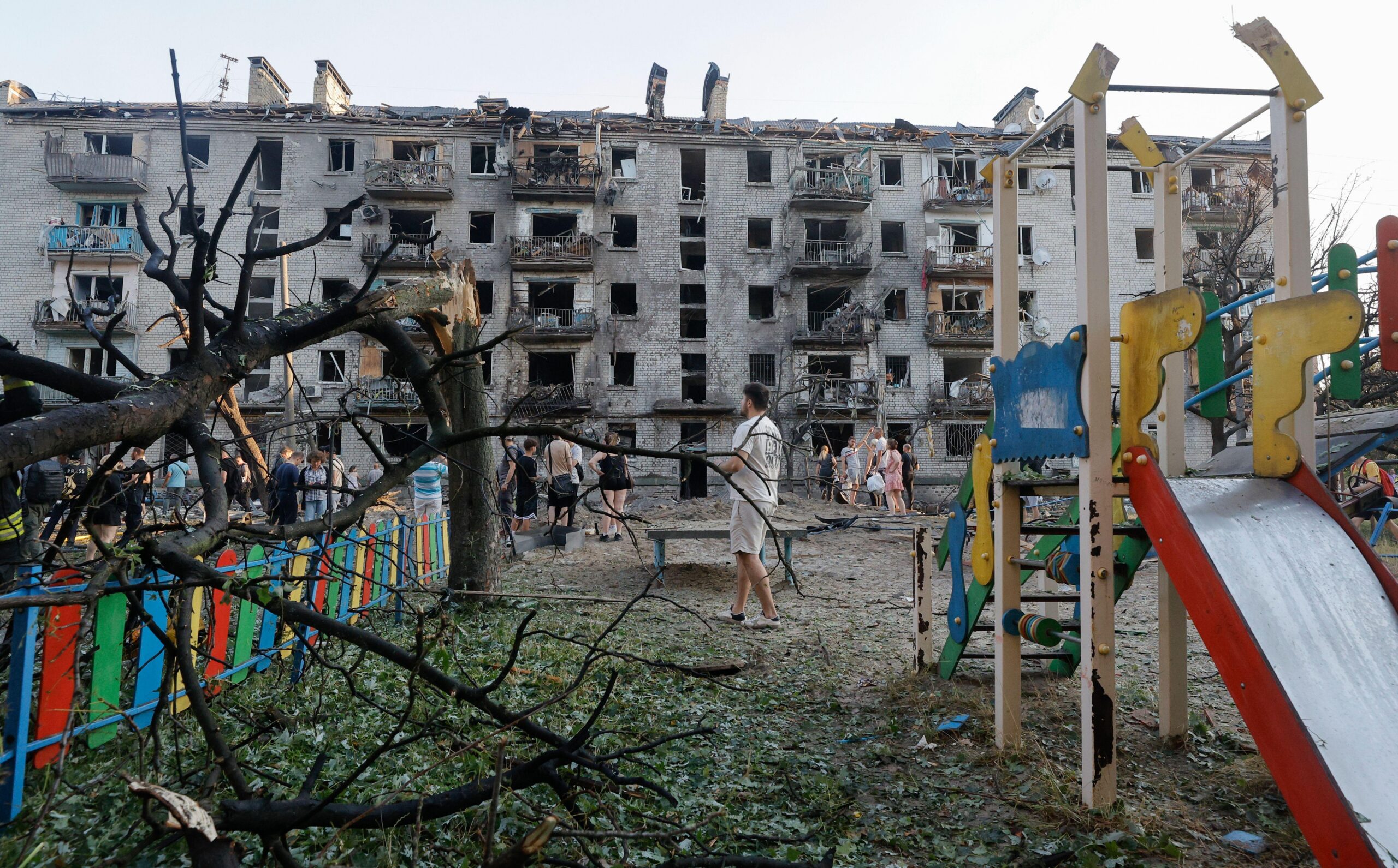 70 misiles y 500 drones: el ataque ruso “más masivo contra Kyiv” deja decenas de muertos y heridos y a muchas personas atrapadas bajo los escombros