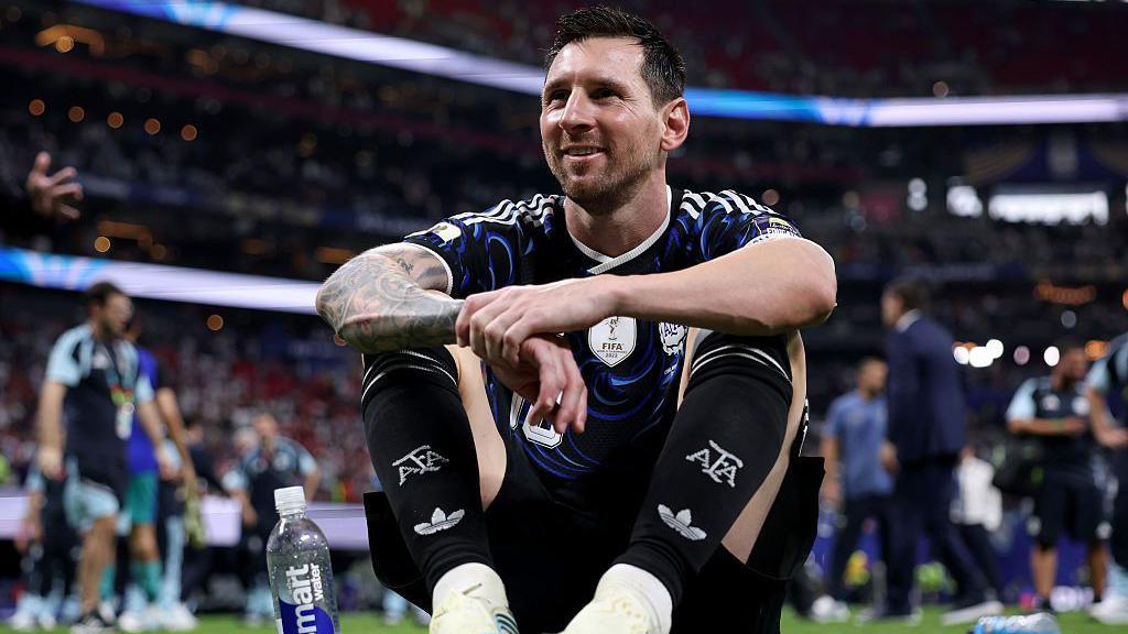 Lionel Messi frente a aficionados argentinos tras clasificar a la final el pasado 15 de julio. 