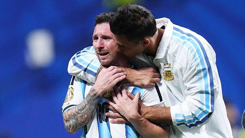 El portero suplente Juan Musso abraza y besa a Lionel Messi, quien est&aacute; en llanto.