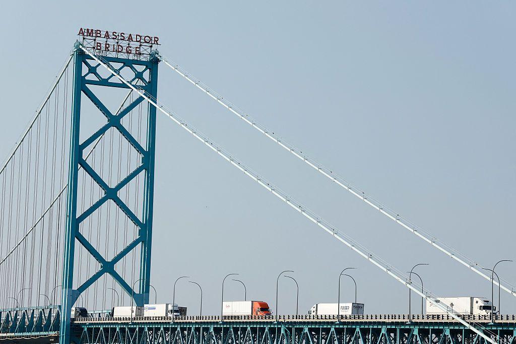 Una foto del puente Ambassador, mientras pasan varios camiones sobre él.