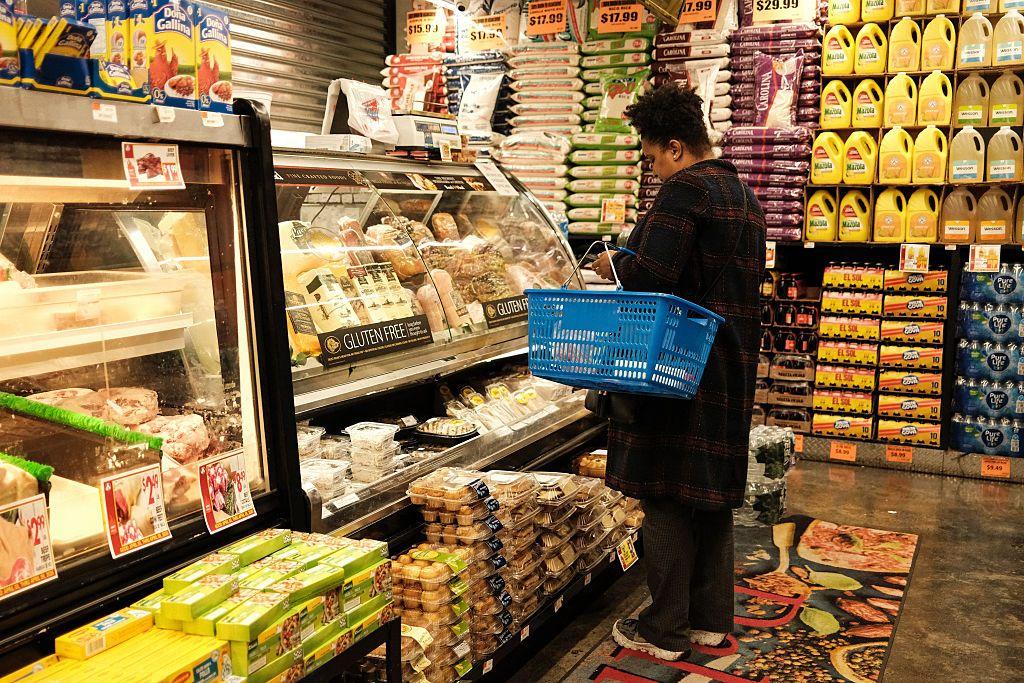 Una mujer hace compras en la sección de quesos y fiambres de un supermercado local en el barrio de Sugar Hill, en el distrito de Manhattan de la ciudad de Nueva York, el 9 de abril de 2026.