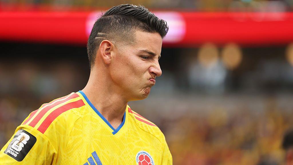 James Rodr&iacute;guez, decepcionado tras la derrota de Colombia ante Suiza en penaltis.