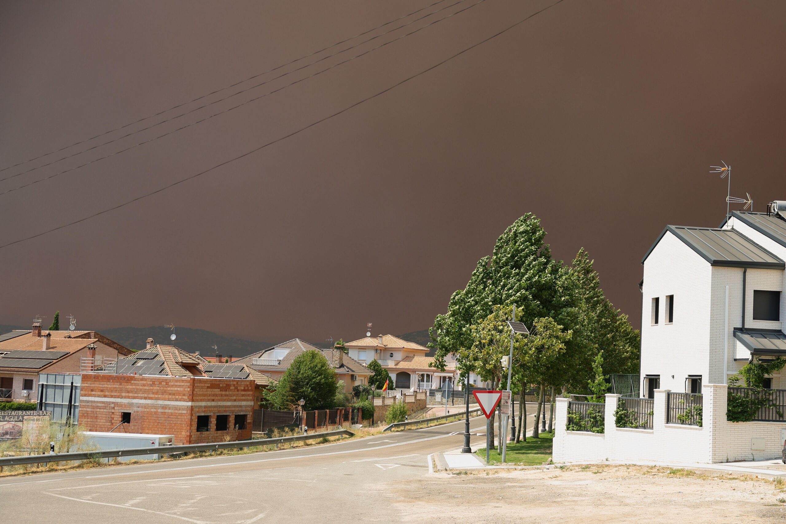 “Es el peor incendio de la historia de Madrid”: los fuegos sin control que han obligado a evacuar a decenas de miles de personas en el centro de España