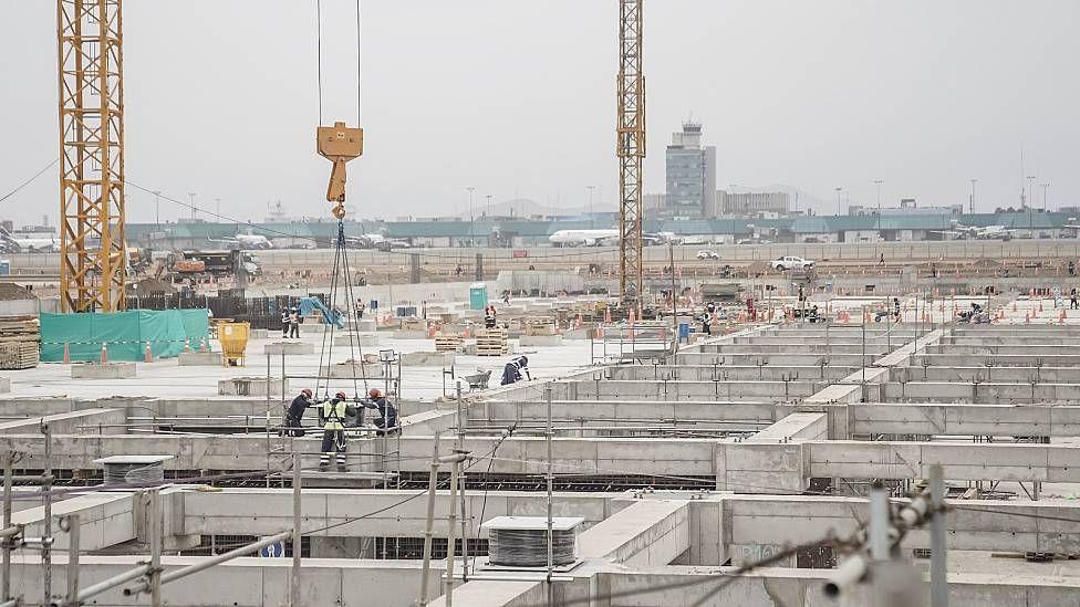 Construcci&oacute;n del nuevo terminal del aeropuerto internacional de Lima donde se ven los aisladores s&iacute;smicos a nivel de la fundaci&oacute;n