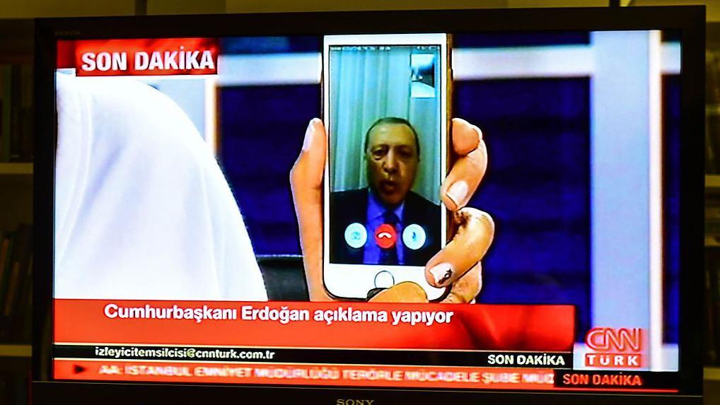 El presidente turco, Recep Tayyip Erdogan, habla con CNNTurk a trav&eacute;s de una videollamada por FaceTime en la madrugada del 16 de julio de 2016 en Estambul, Turqu&iacute;a. 