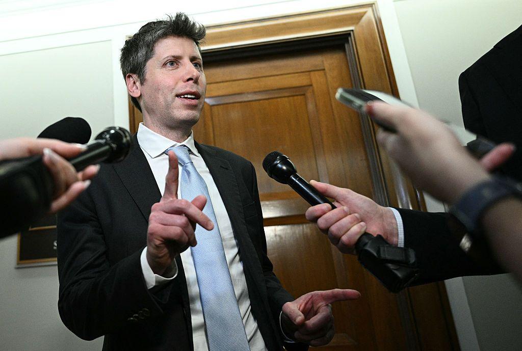 Sam Altman rodeado de micrófonos a su salida de una reunión en el Congreso de EE.UU.