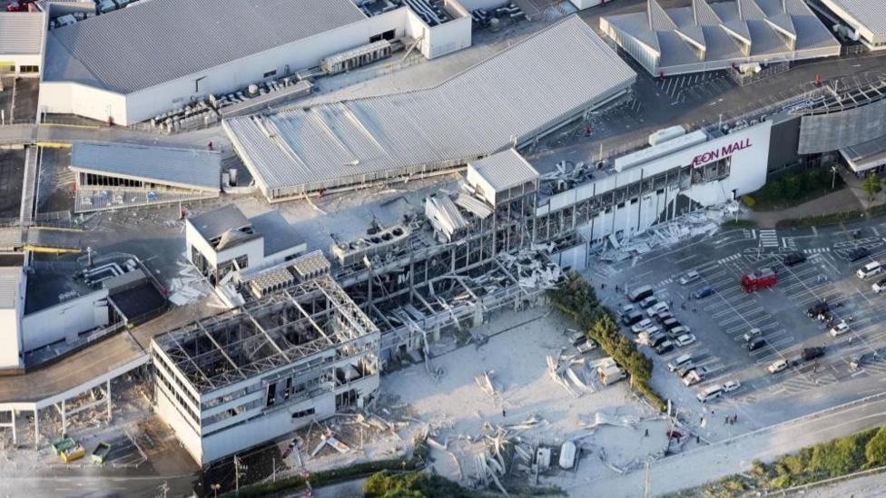 Imagen de un centro comercial con derrumbes luego de un terremoto en japón 