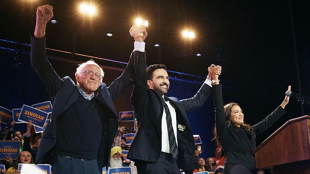 El alcalde de Nueva York, Zohran Mamdani, el senador Bernie Sanders  y la representante Alexandria Ocasio-Cortez el 26 de octubre de 2025 en Nueva York.