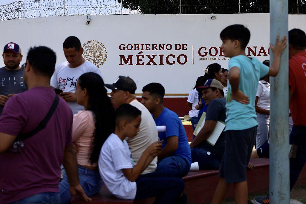 Migrantes venezolanos protestan para exigir deportaci&oacute;n a su pa&iacute;s, siguiendo las pol&iacute;ticas de Donald Trump que les impidieron llegar a Estados Unidos, en Tapachula, M&eacute;xico, el 14 de abril de 2025. (Foto: Jos&eacute; Torres/Anadolu v&iacute;a Getty Images)