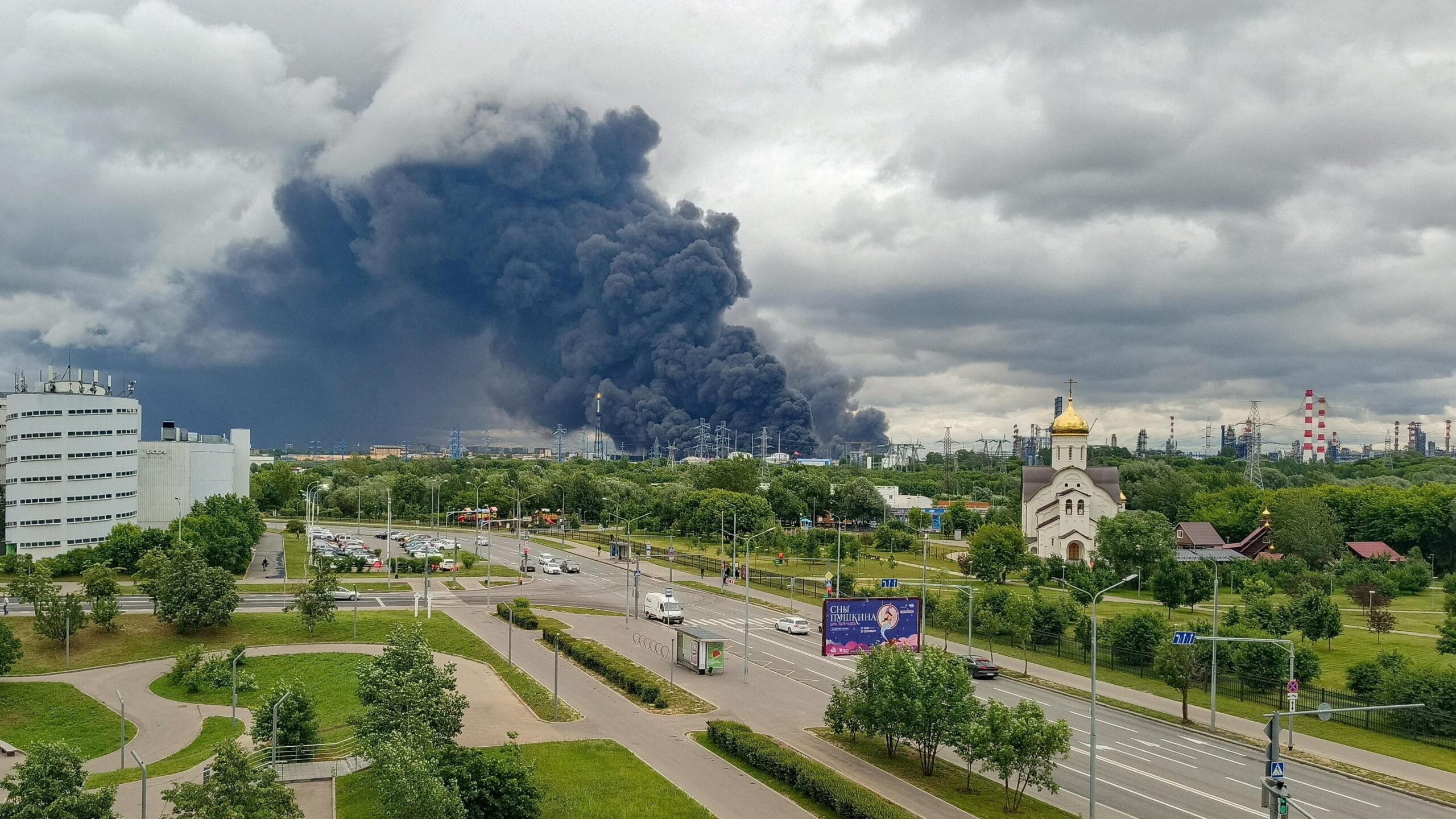 Una gruesa columna de humo sale de una refiner&iacute;a de petr&oacute;leo en Mosc&uacute; tras un ataque con drones ucranianos.