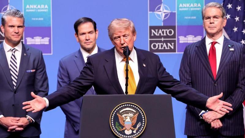 Donald Trump ante el micr&oacute;fono acompa&ntilde;ado de Pete Hegseth, Marco Rubio y Scott Bessent durante la cumbre de la OTAN en Turqu&iacute;a