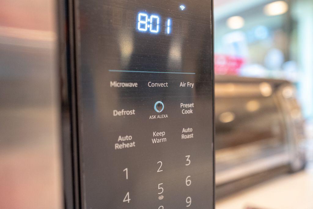 El panel de botones de un horno microondas.