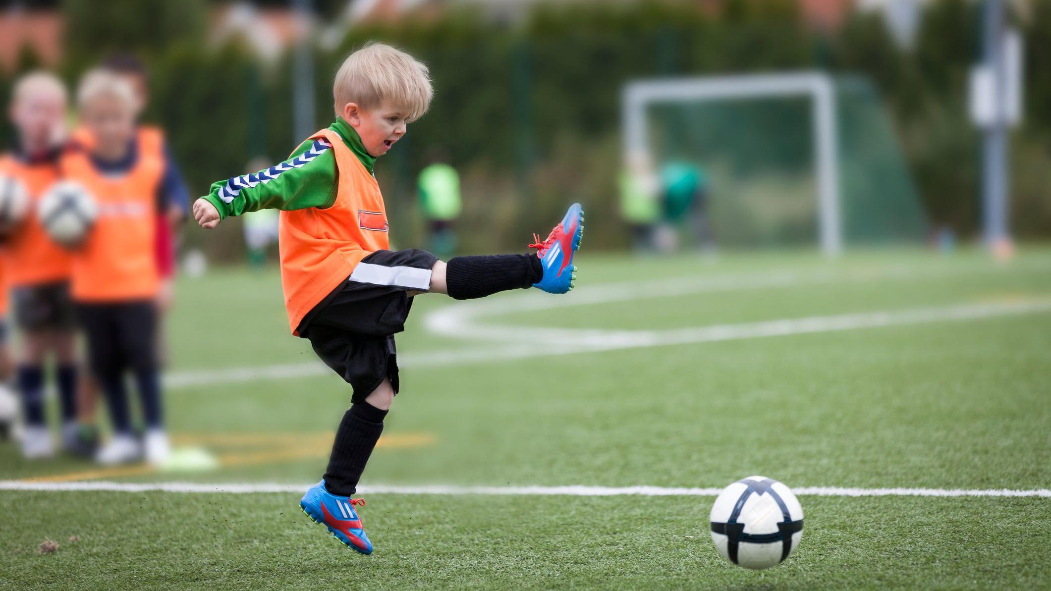 Ni&ntilde;o noruego jugando al f&uacute;tbol
