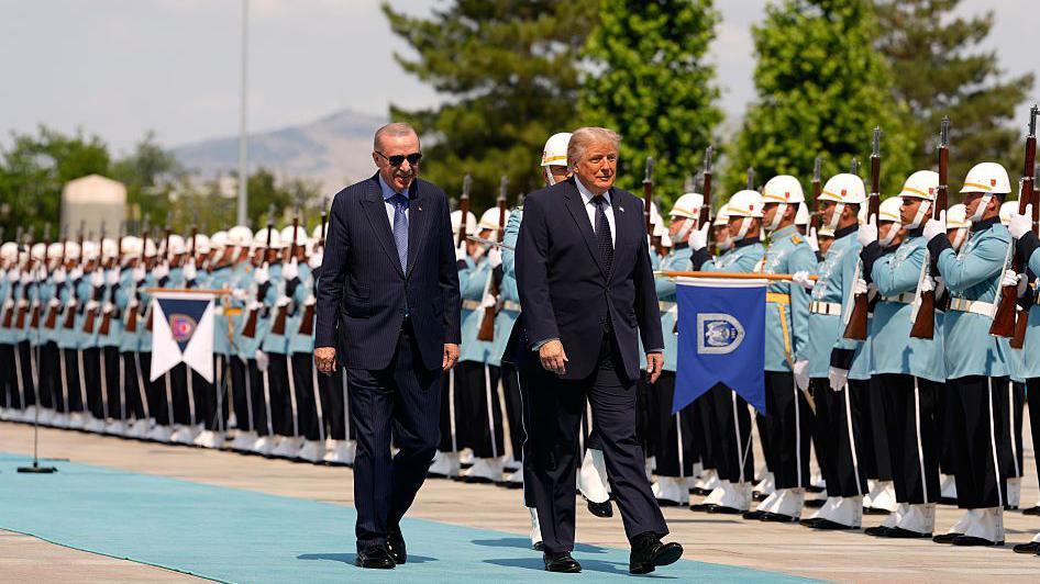 El presidente estadounidense Donald Trump (derecha) camina junto al presidente turco Recep Tayyip Erdogan (izquierda) durante su llegada oficial al Palacio Presidencial de Bestepe durante la cumbre de la OTAN el 7 de julio de 2026 en Ankara, Turqu&iacute;a.