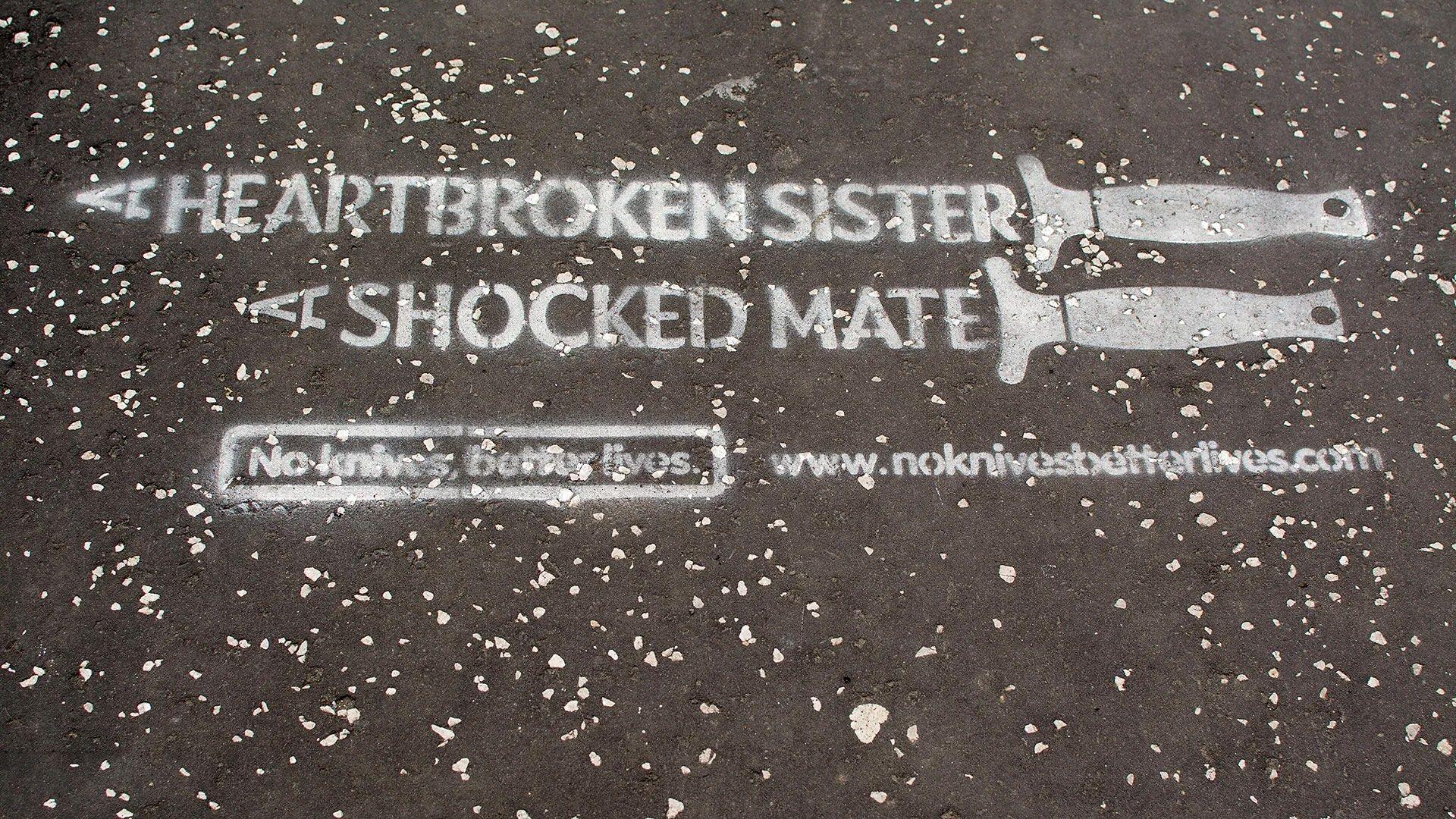 Un graffiti que lee: "Una hermana desconsolada, un amigo en shock. Sin cuchillos, vidas mejores". Es parte de la campa&ntilde;a en contra de los cuchillos en Escocia.