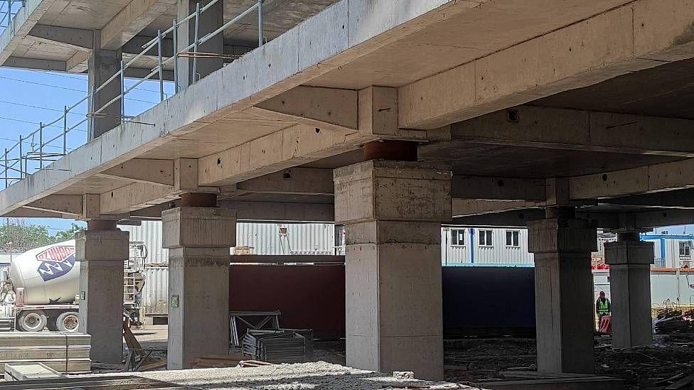 Aisladores sobre columnas durante la construcci&oacute;n de la nueva sede del Servicio M&eacute;dico Legal en Chile