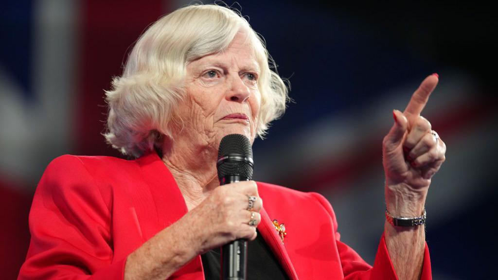 Ann Widdecombe vestida de rojo.
