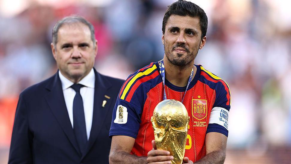 Rodri Hern&aacute;ndez recoge la Copa del Mundo.
