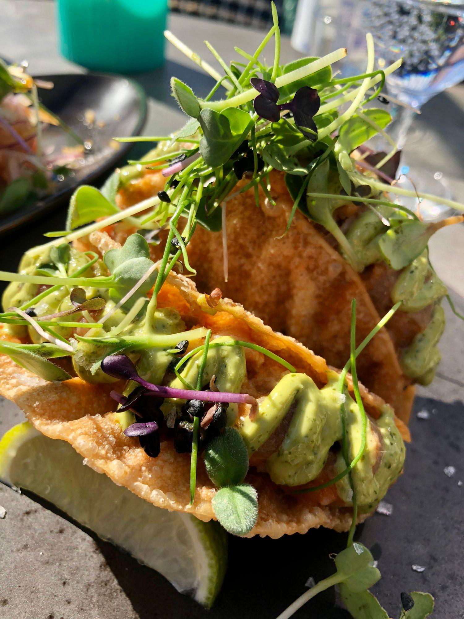 Un taco en el que se usa el salm&oacute;n como prote&iacute;na principal