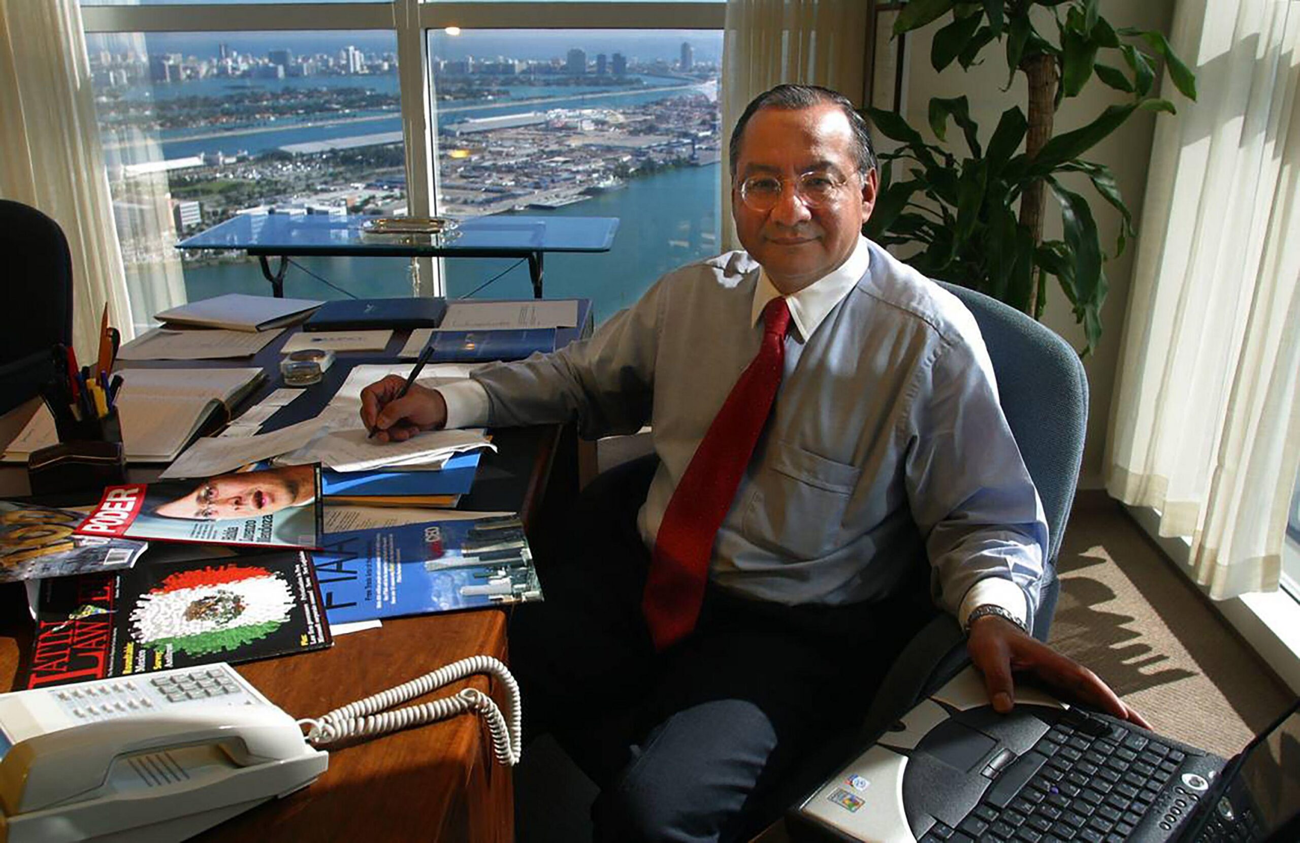 Victor Manuel Rocha en una oficina en Miami.