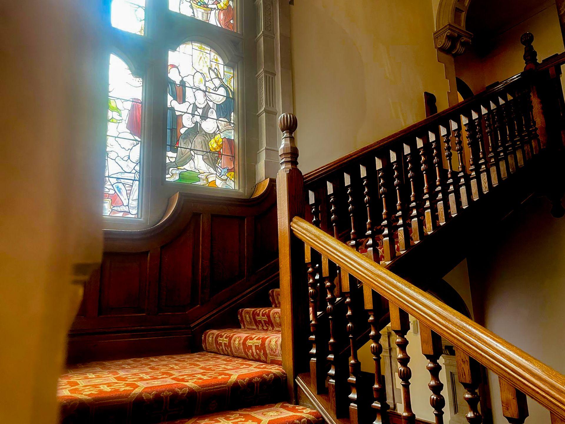 Vidriera en la escalera de Rainford Hall.