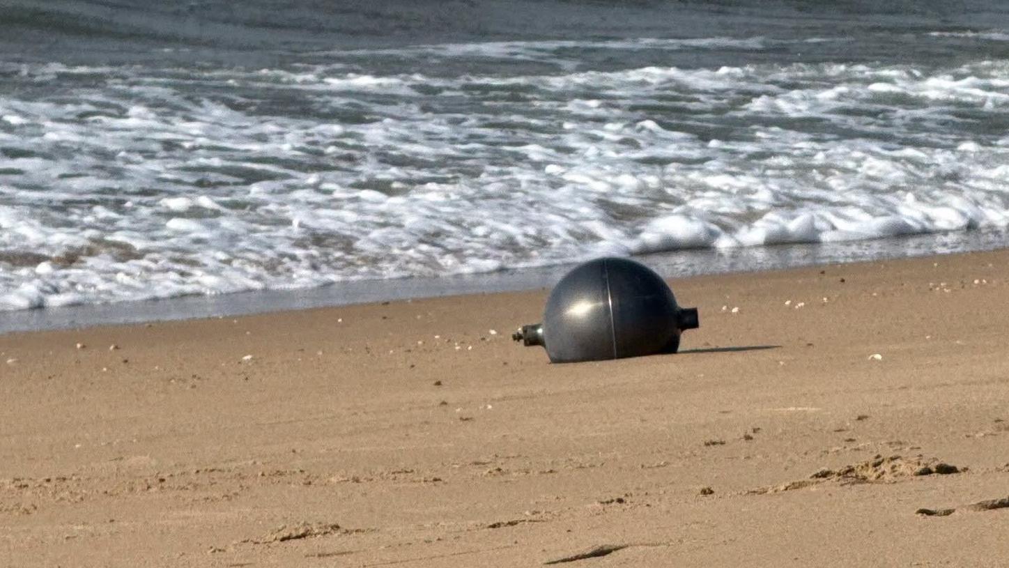 Resuelven el misterio de las “bolas del espacio” que aparecieron en una playa australiana