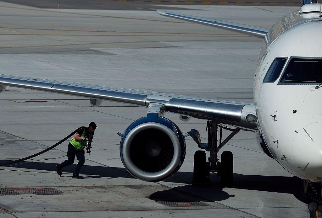 Por qué las aerolíneas de bajo costo están en crisis y qué significa esto para los precios de los vuelos