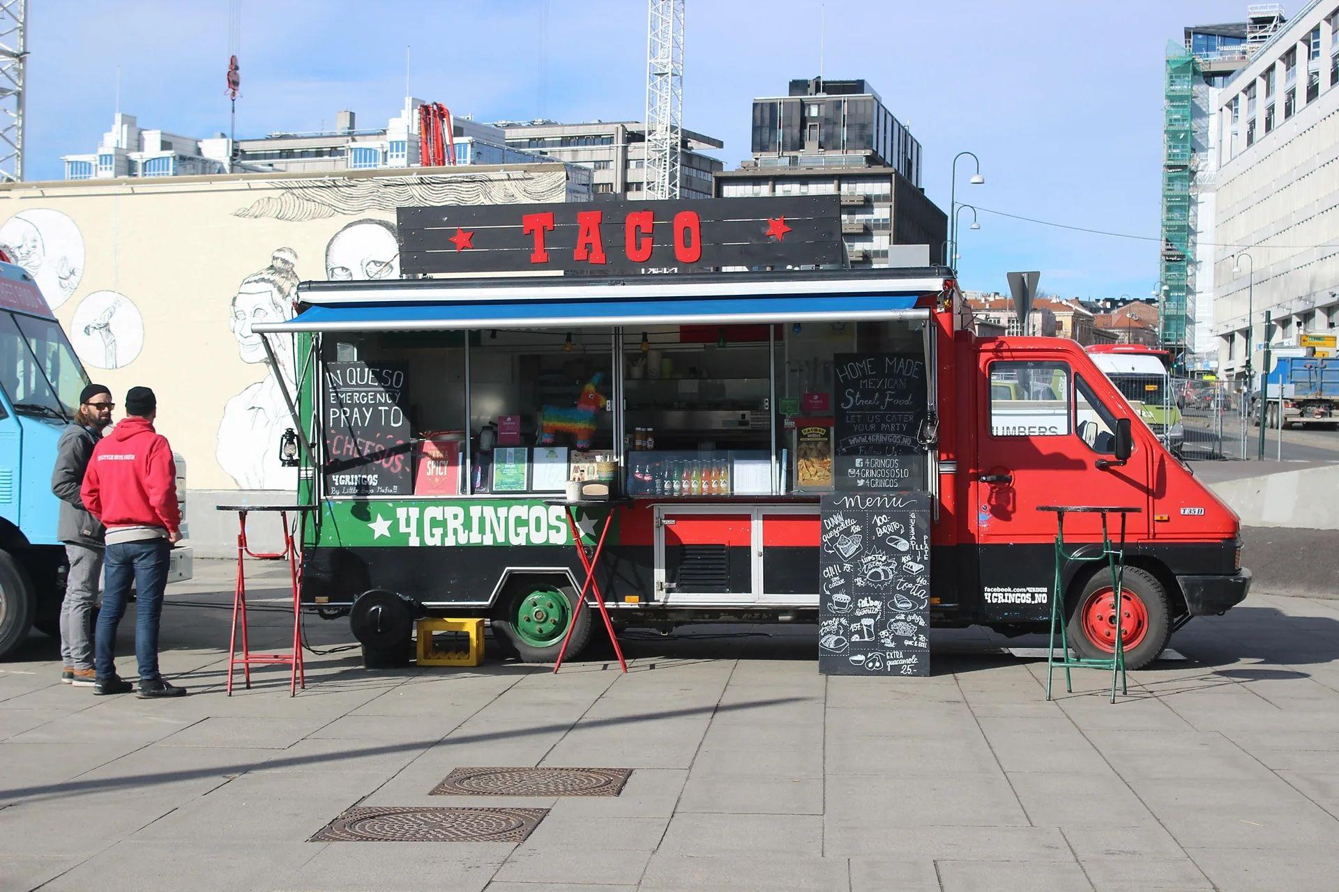 Un cami&oacute;n de tacos en una calle de Noruega.