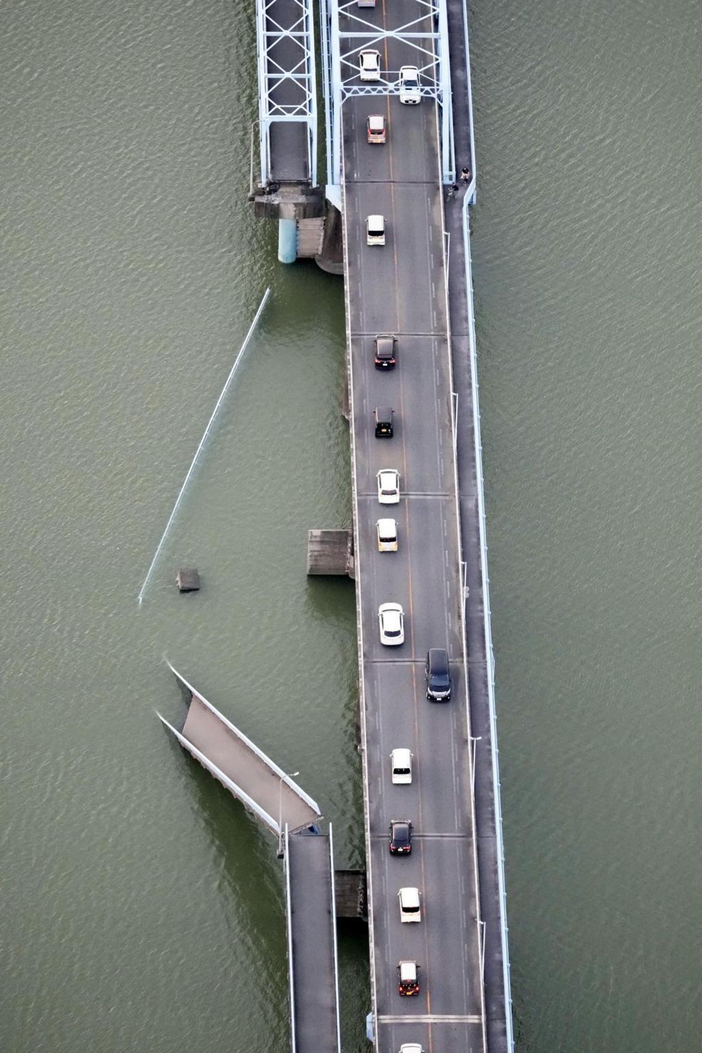 Un puente peatonal derribado. A su derecha se aprecia el tráfico de autos en el puente para vehículos que va en paralelo.
