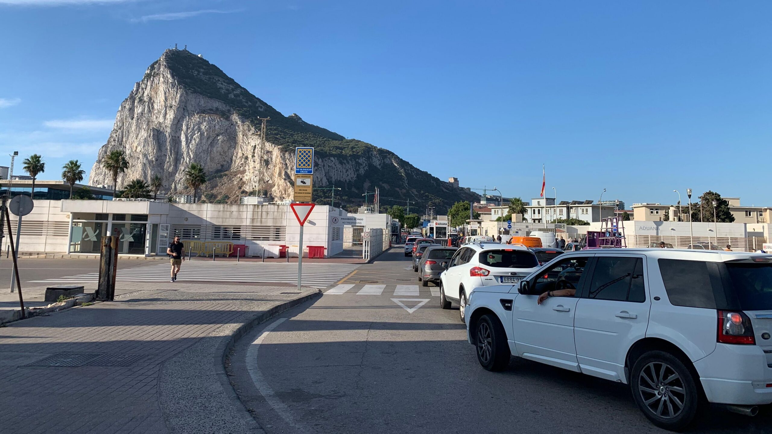 Coches haciendo cola para entrar en Gibraltar desde Espa&ntilde;a, con el Pe&ntilde;&oacute;n de Gibraltar al fondo.